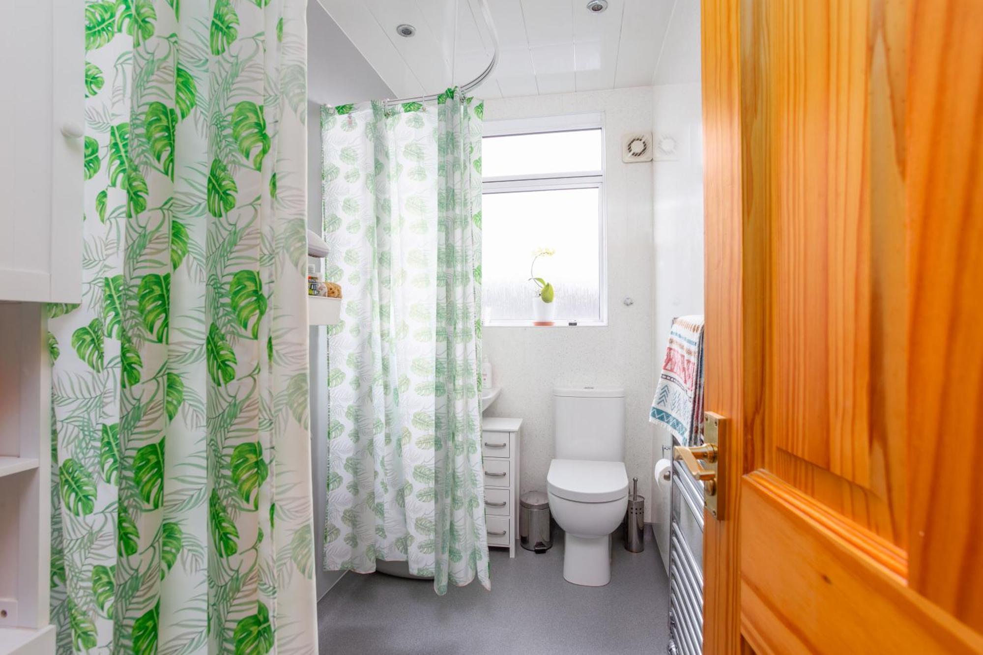 Bright & Spacious Double Room With Garden View- Close To Airport & City Centre เอดินบะระ ภายนอก รูปภาพ